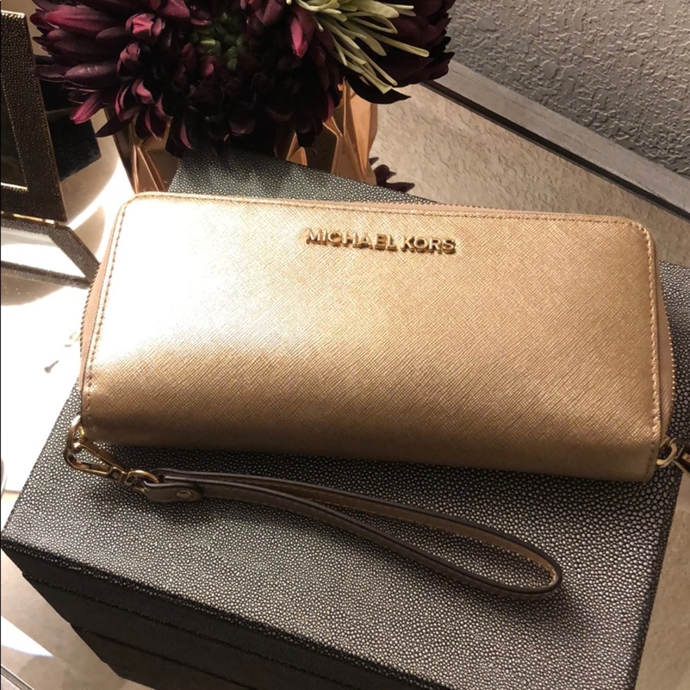 ✨✨ Michael Kors Continental Wallet✨✨
